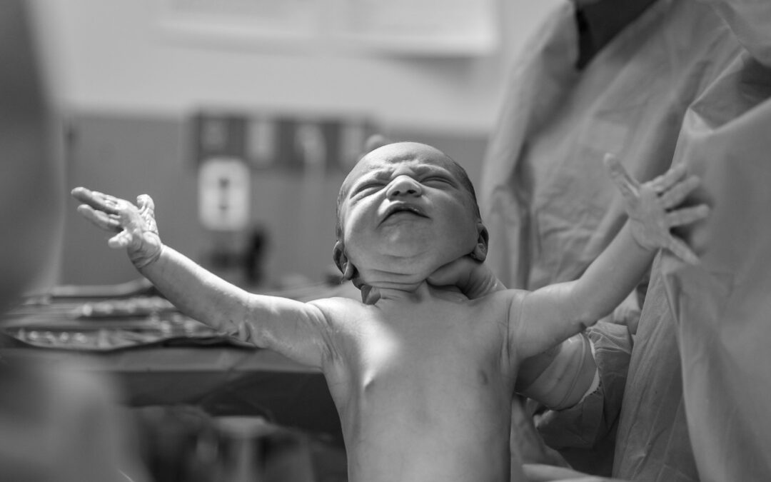 Scatto in bianco e nero di un bambino appena nato.